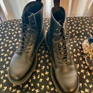 Dr. Martens Black 1460 Mono Smooth
Boots Unisex
Size Men's 10 Women's 11